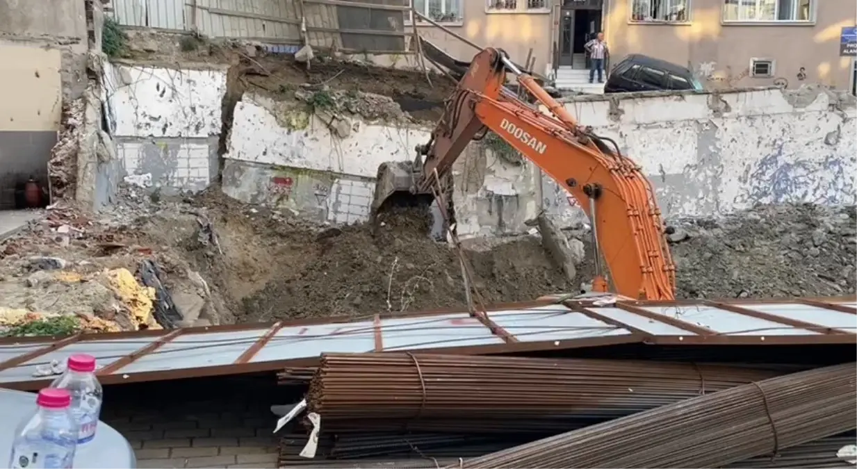 Güngören’de Yol Çöktü, Araç Boşluğa Düştü