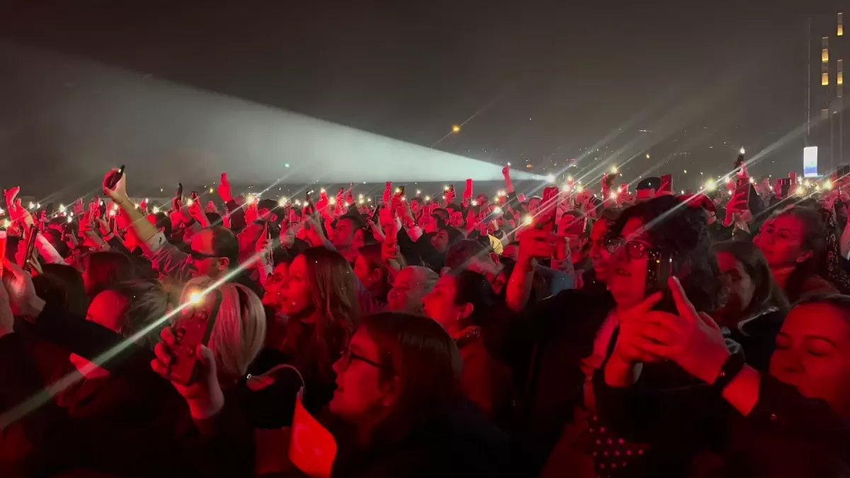 Berkay, Bursa’da Cumhuriyet Bayramı Konseri Verdi