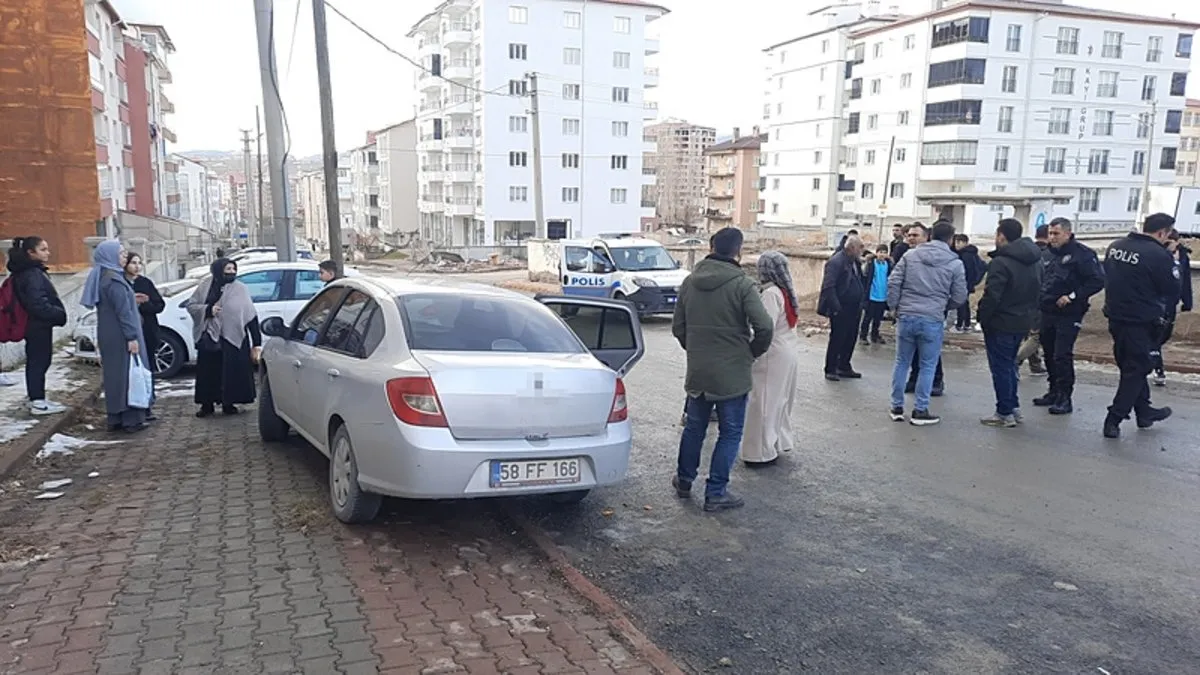 Lise öğrencisi ve ortaokul öğrencisini bıçakladı!