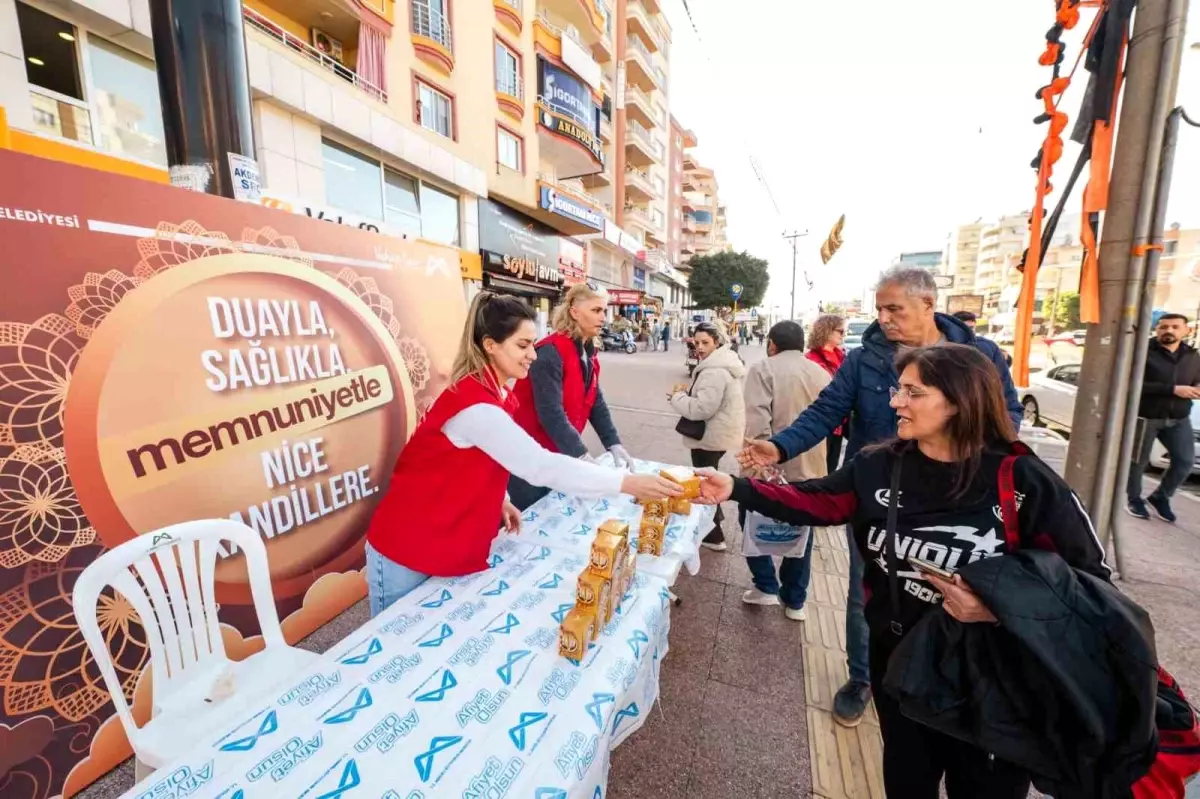 Mersin’de Regaip Kandili’nde 15 bin kandil simidi dağıtıldı