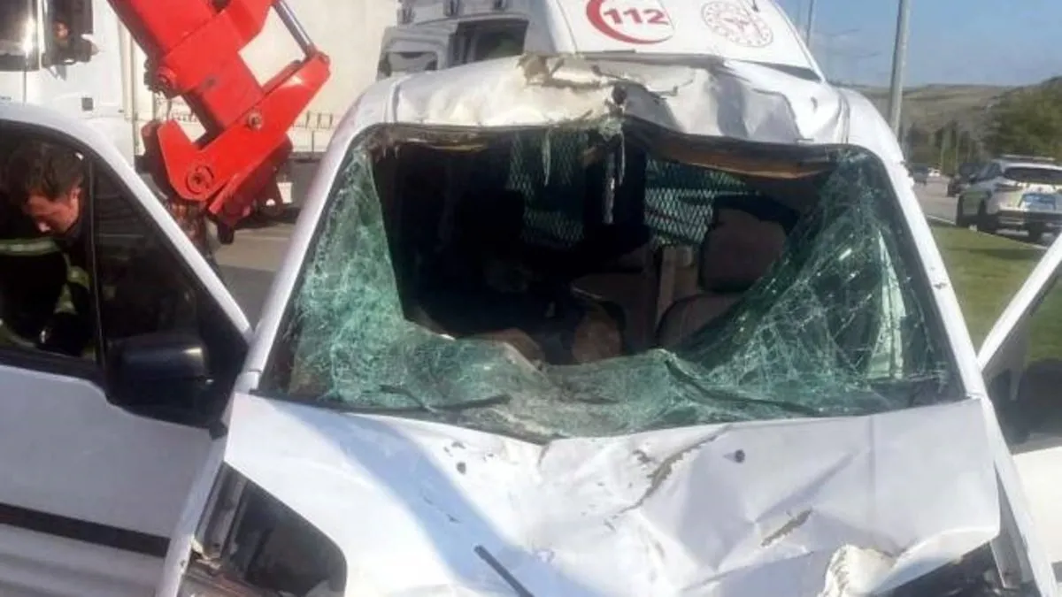 At ekip aracına girdi: 1’i ağır, 2 polis yaralandı!
