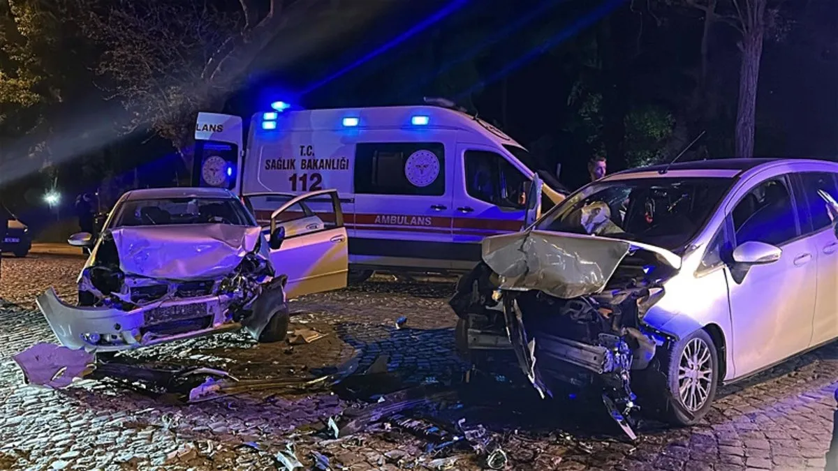 Edirne’de iki otomobil kafa kafaya çarpıştı: 4 kişi yaralandı, ortalık savaş alanına döndü!